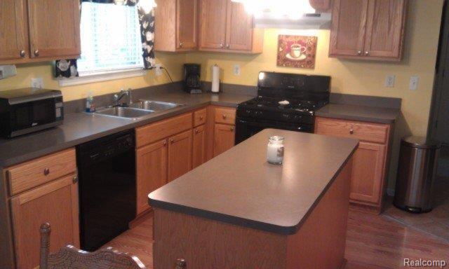 555 South Livernois Road Rochester, MI 48307 - Photo 4 of 13 kitchen.jpg