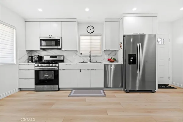 $2,195 | 6712 Ventura Canyon Avenue, Van Nuys, CA 91401