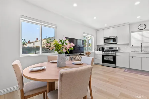 $2,195 | 6712 Ventura Canyon Avenue, Van Nuys, CA 91401