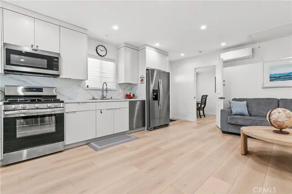 $2,195 | 6712 Ventura Canyon Avenue, Van Nuys, CA 91401