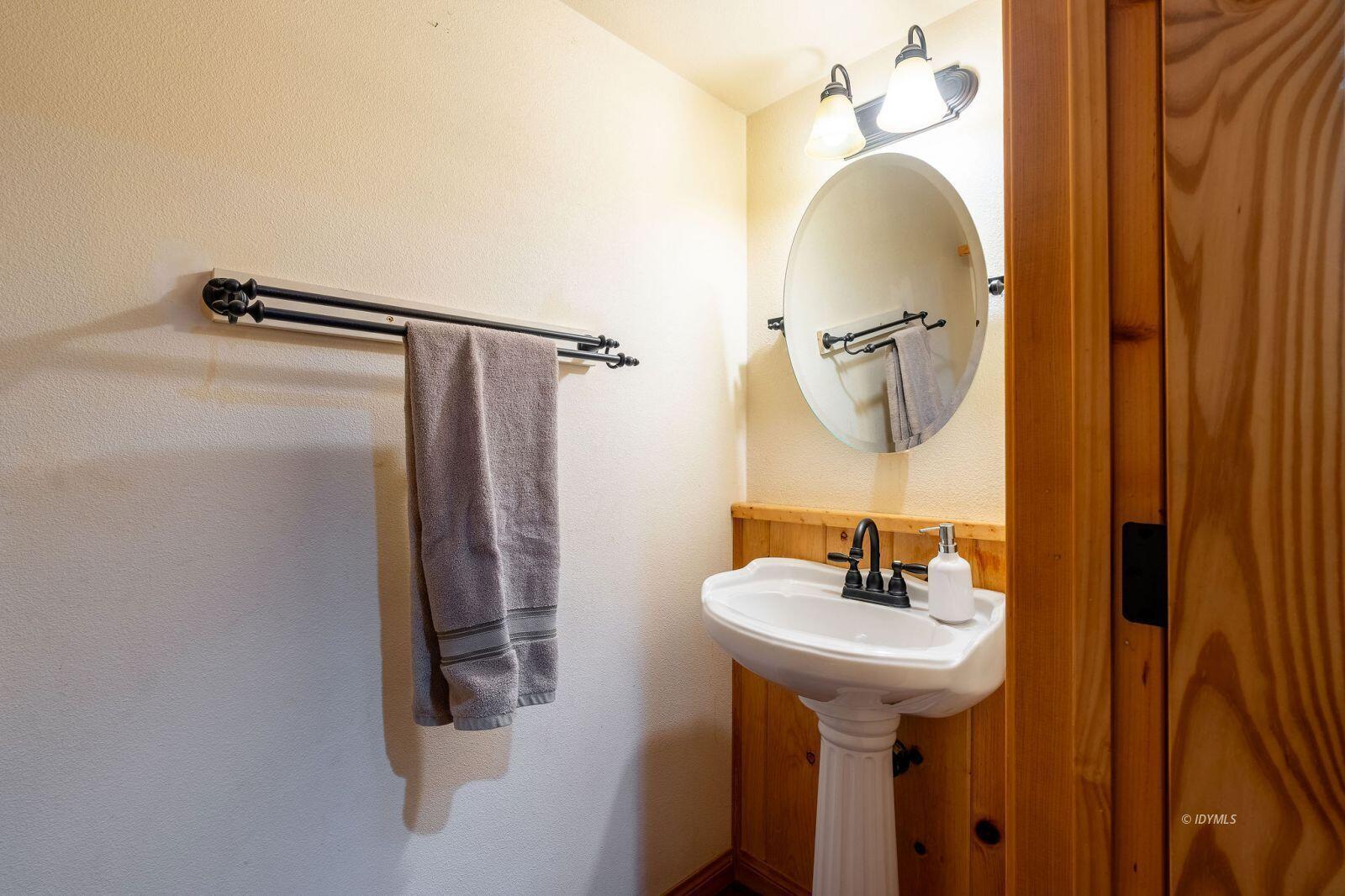 25262 Deer Path Road Idyllwild, CA 92549 - Photo 20 of 45 a bathroom with a sink and mirror