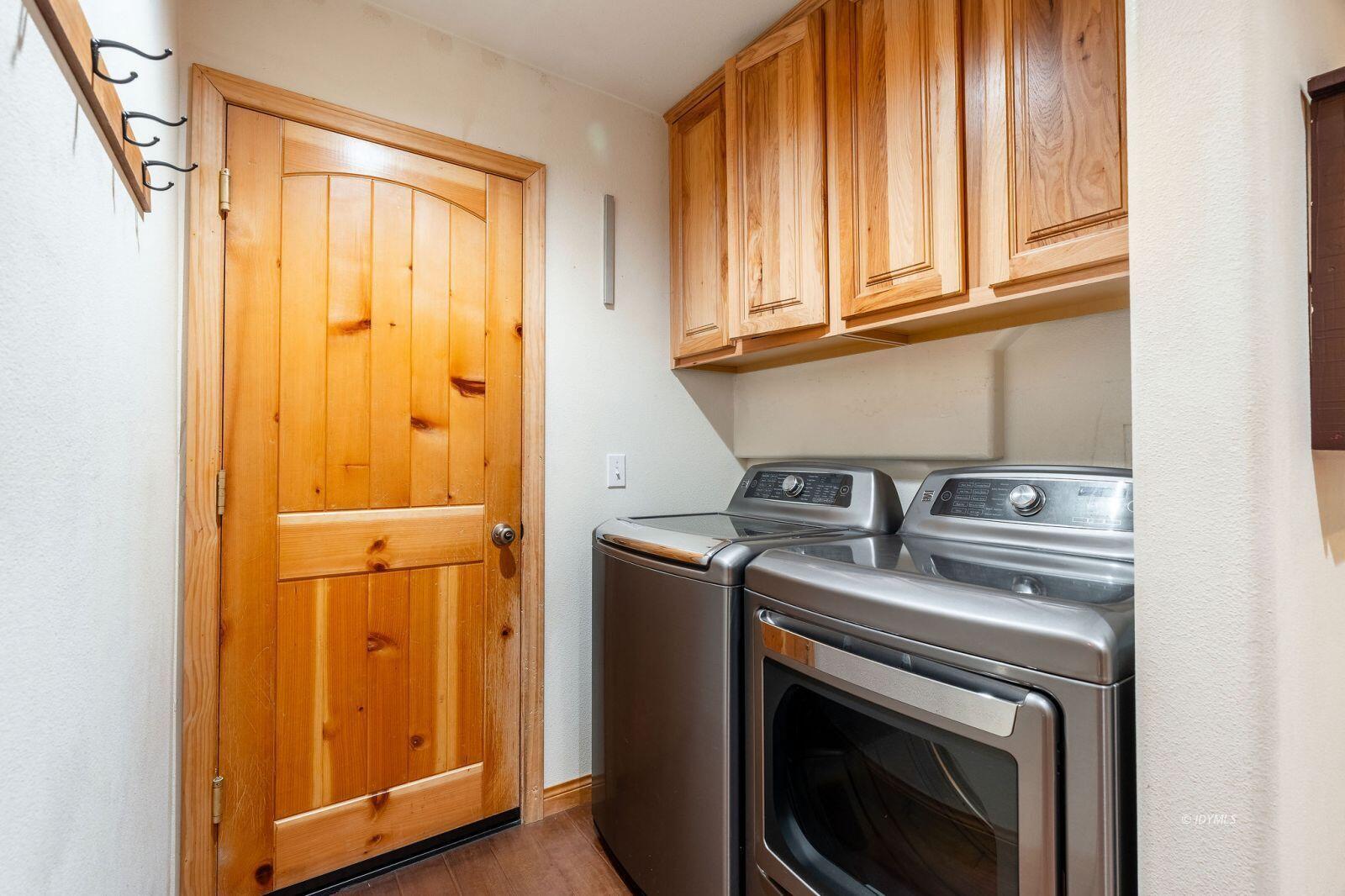 25262 Deer Path Road Idyllwild, CA 92549 - Photo 22 of 45 a utility room with dryer and washer