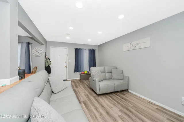 $549,999 | 21 Ferndale Avenue | New Springville