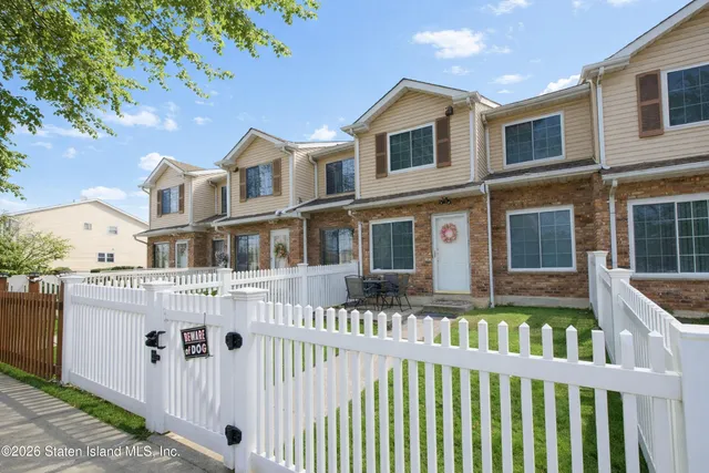 $549,999 | 21 Ferndale Avenue | New Springville