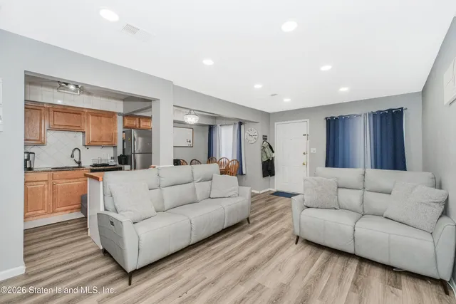 $549,999 | 21 Ferndale Avenue | New Springville