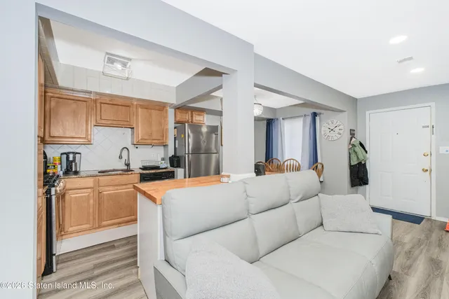 $549,999 | 21 Ferndale Avenue | New Springville