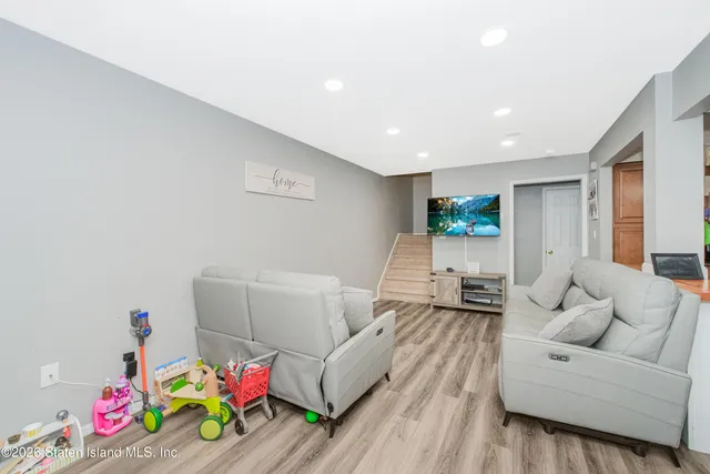 $549,999 | 21 Ferndale Avenue | New Springville