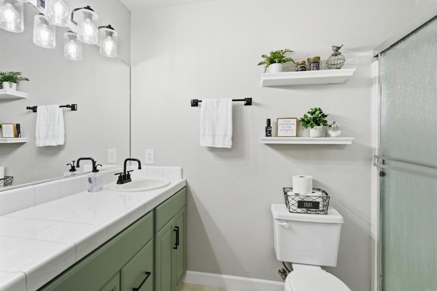 1336 Oak Ridge Drive Colfax, CA 95713 - Photo 25 of 39 Primary ensuite