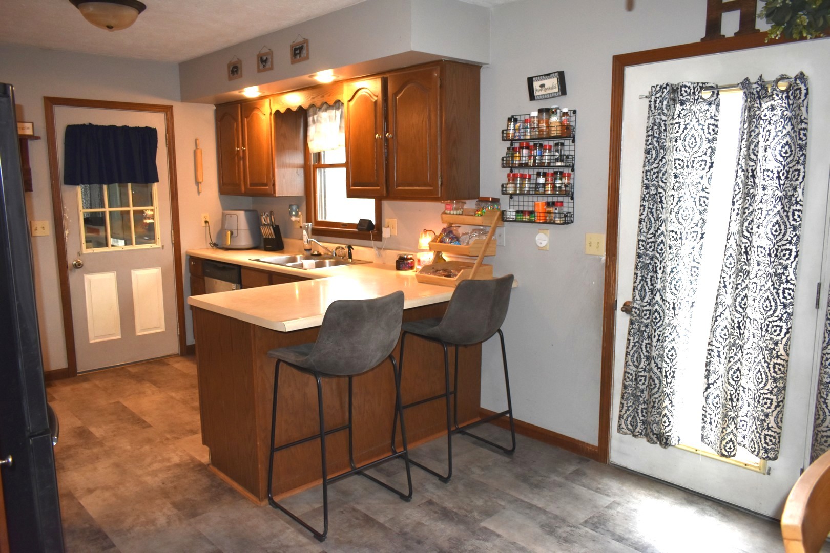 35 West 5th Street El Paso, IL 61738 - Photo 6 of 29 a living room with furniture and a window