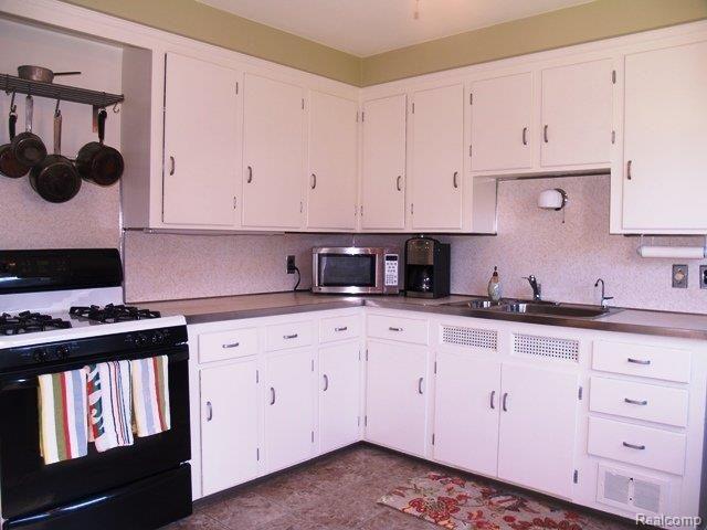 405 Roland Court Grosse Pointe, MI 48236 - Photo 8 of 27 Kitchen
