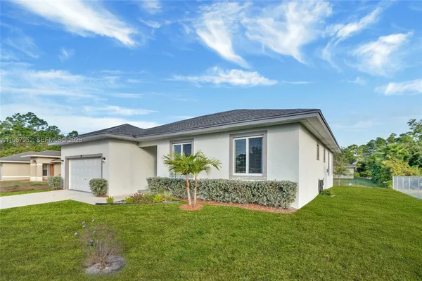 a view of a house with backyard