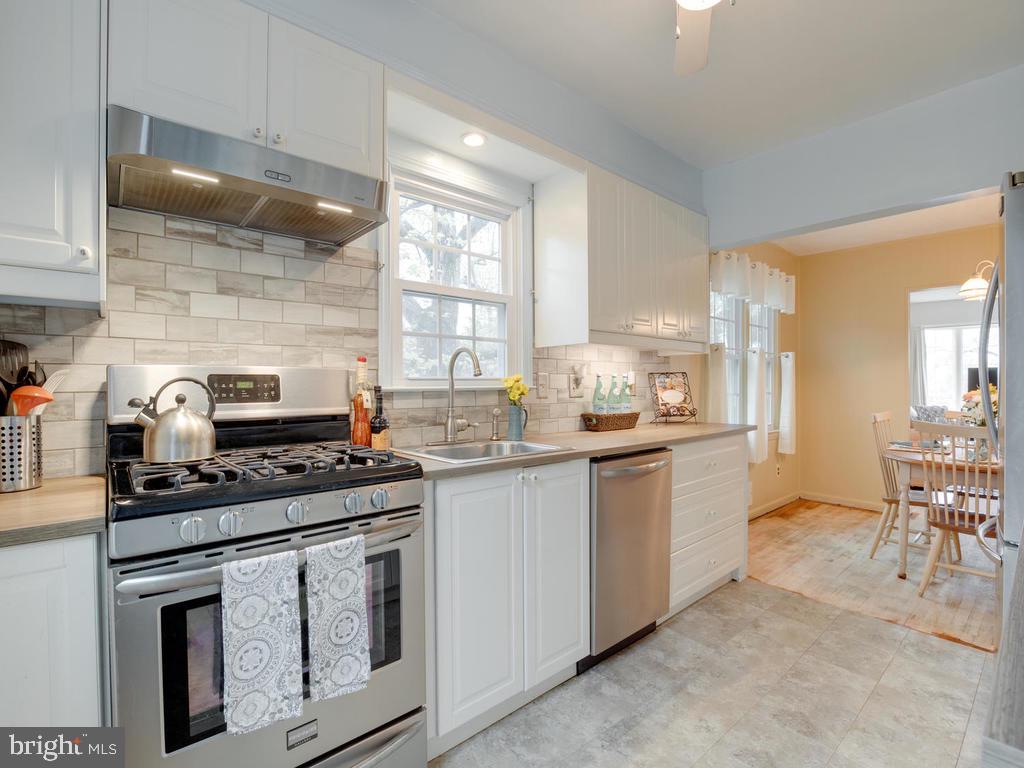 313 Charles Road Linthicum, MD 21090 - Photo 12 of 35 Highlights-gas cooking & plenty of cabinetry