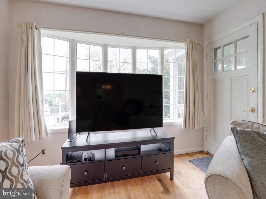 313 Charles Road Linthicum, MD 21090 - Photo 7 of 35