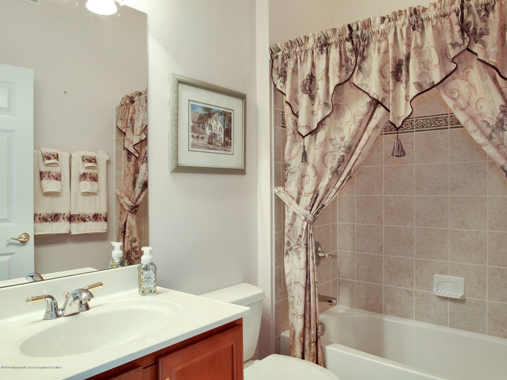 15 Winged Foot Road Jackson, NJ 08527 - Photo 29 of 34 a bathroom with a sink a toilet and a bathtub