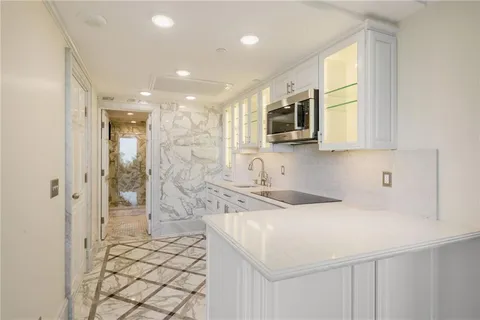 $670,000 | 2100 St Charles Avenue, Unit 7 MN, New Orleans, LA 70130