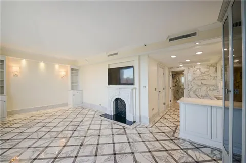 $670,000 | 2100 St Charles Avenue, Unit 7 MN, New Orleans, LA 70130