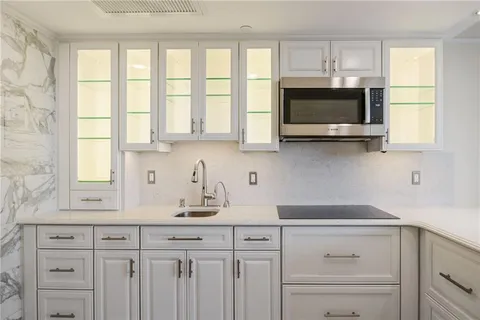 $670,000 | 2100 St Charles Avenue, Unit 7 MN, New Orleans, LA 70130