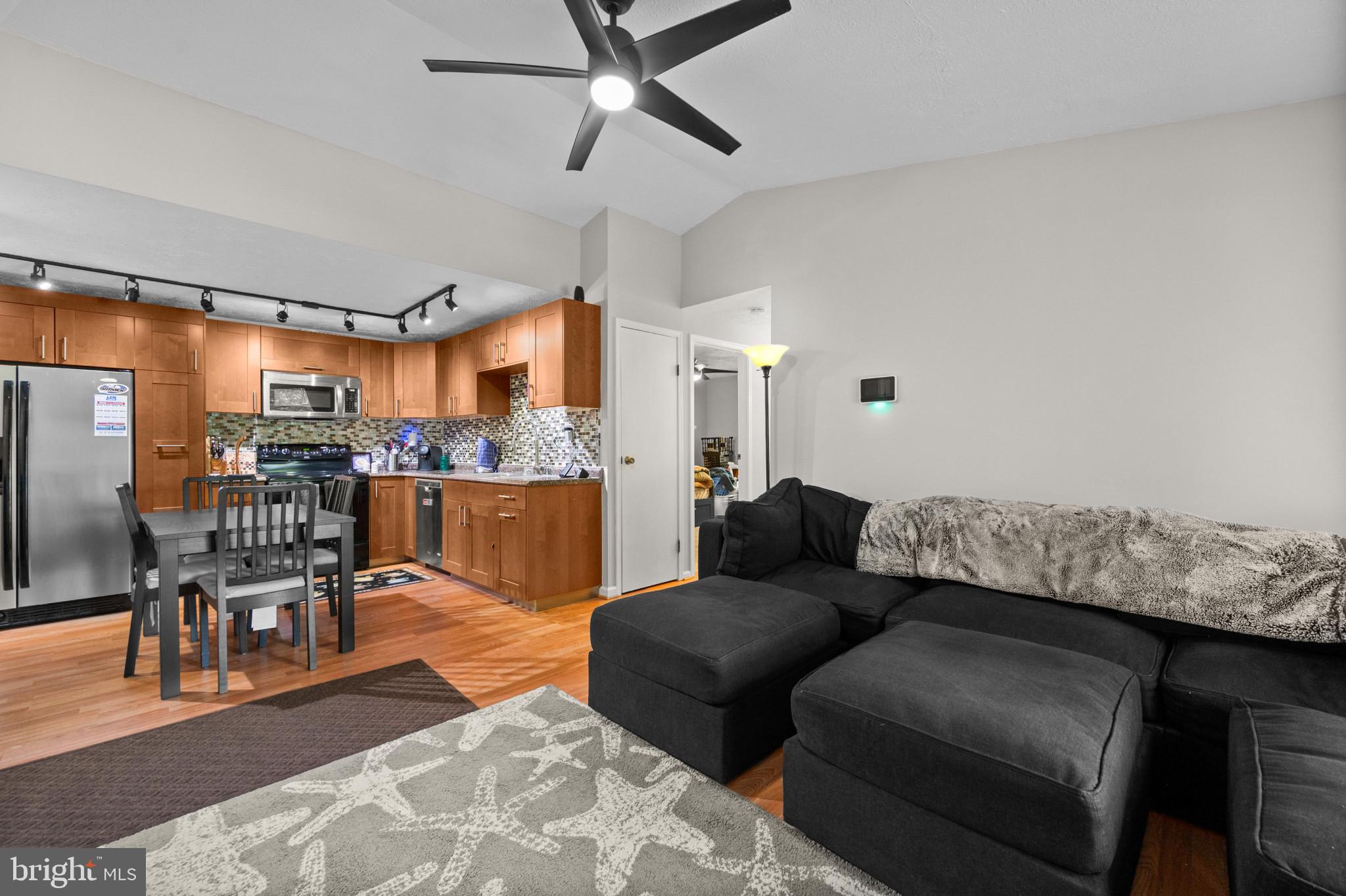 5974 Watch Chain Way, Unit 1005 Columbia, MD 21044 - Photo 5 of 17 Living room