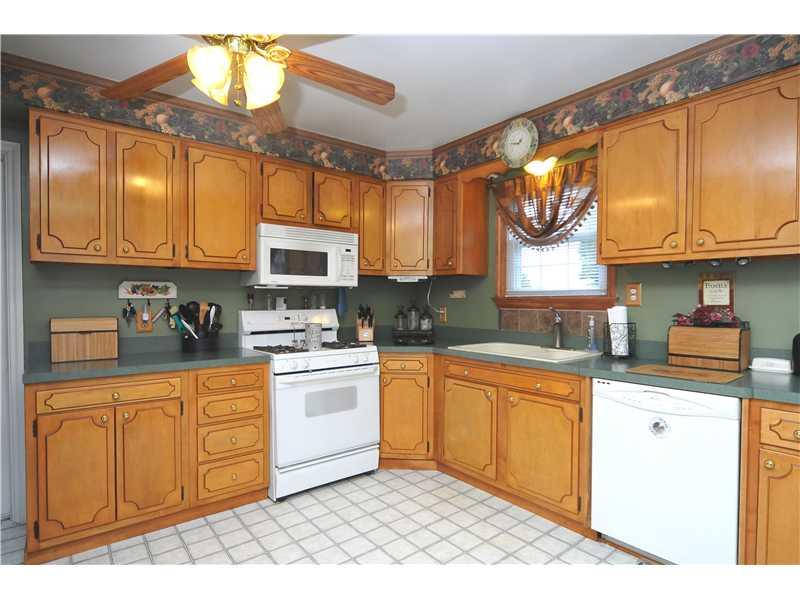 411 Patterson Road Bethel Park, PA 15102 - Photo 7 of 14 Kitchen.