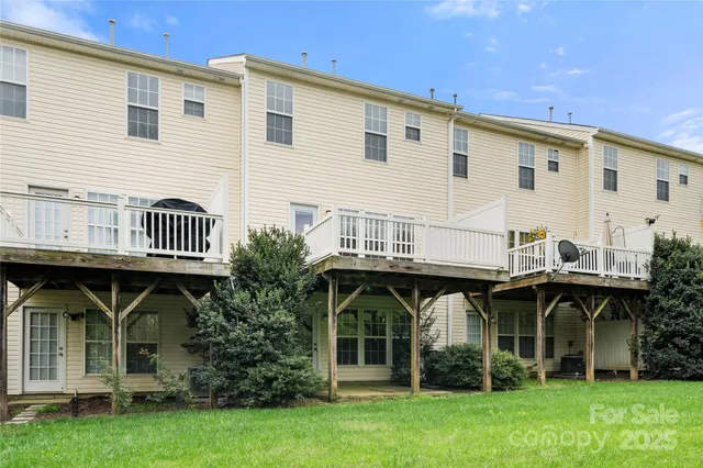 a view of a front of house with a yard