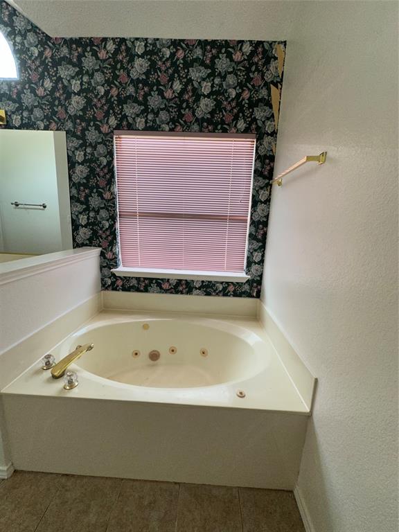 2017 Birch Bend Mesquite, TX 75181 - Photo 27 of 30 a bathroom with a bathtub and mirror