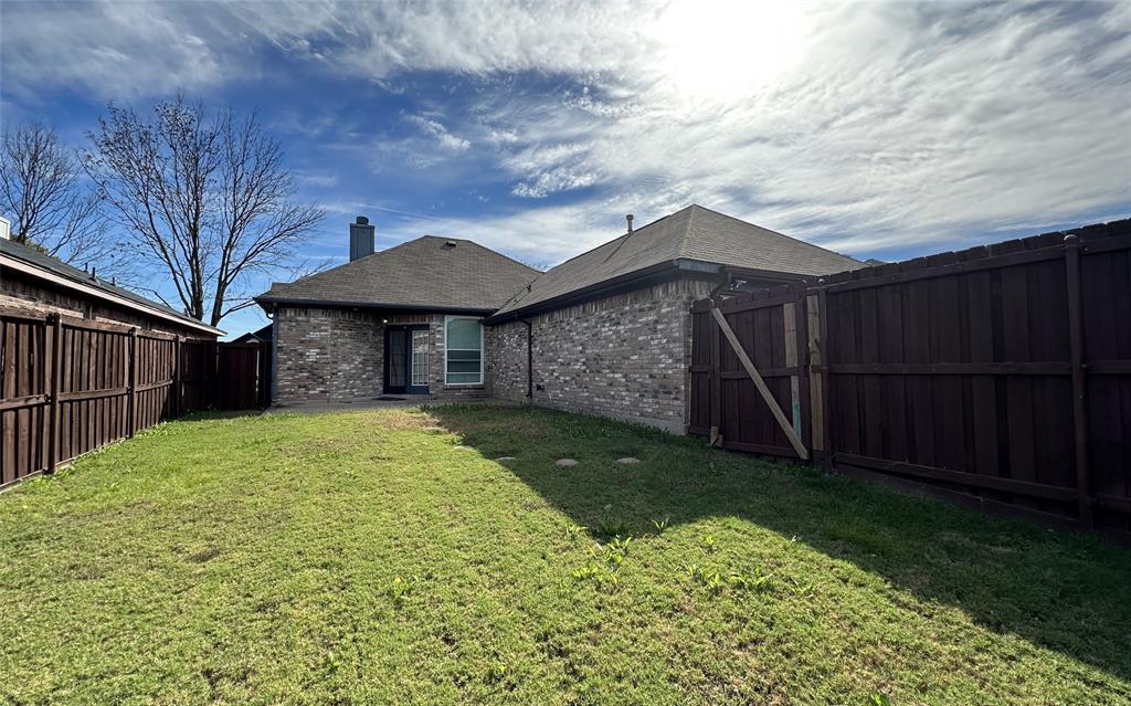 2017 Birch Bend Mesquite, TX 75181 - Photo 29 of 30 a backyard of a house with lots of green space