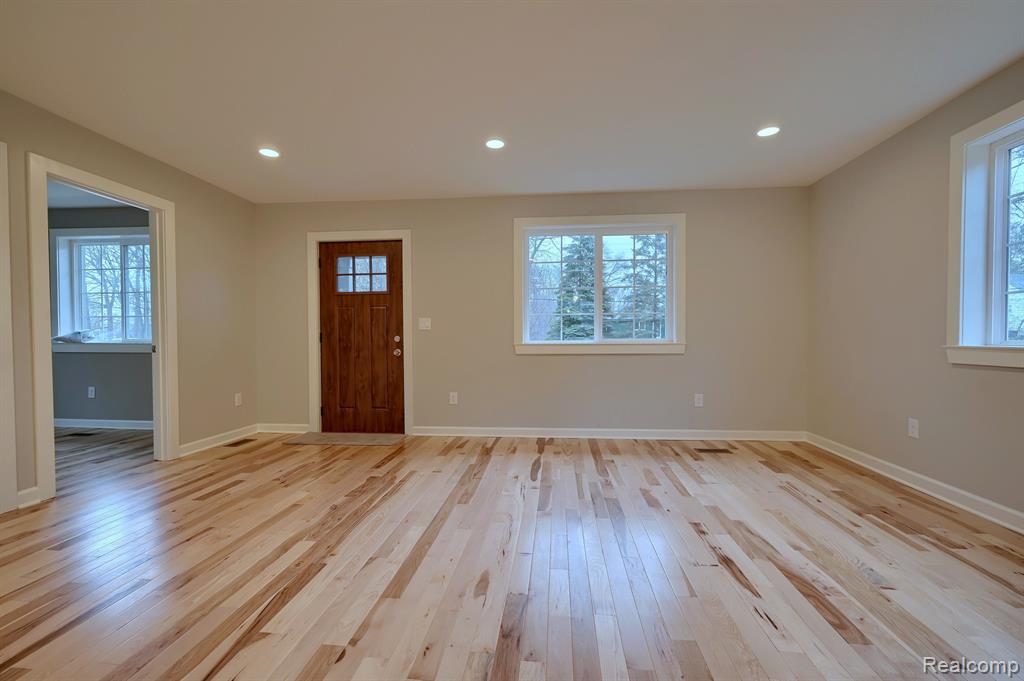 950 Leon Road Walled Lake, MI 48390 - Photo 3 of 36 Gallery Image 3