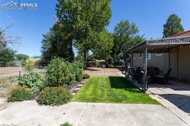 a view of outdoor space yard and porch