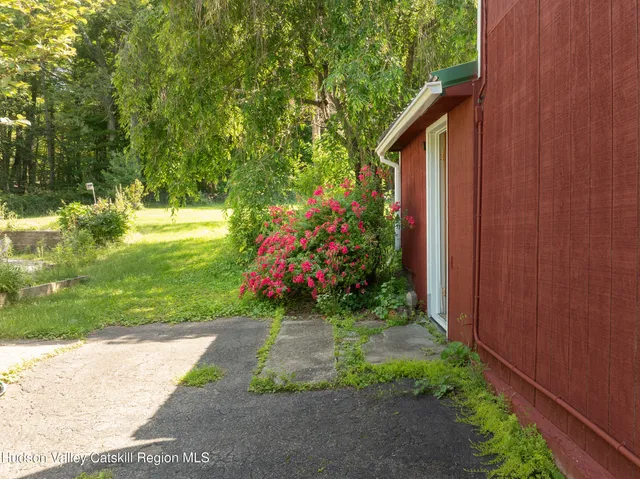 a view of empty room with window