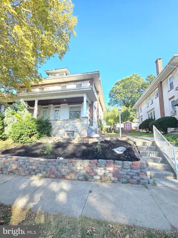 a view of a house with yard and plants