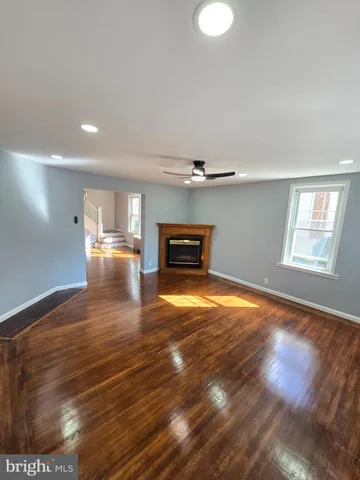 a view of empty room with window