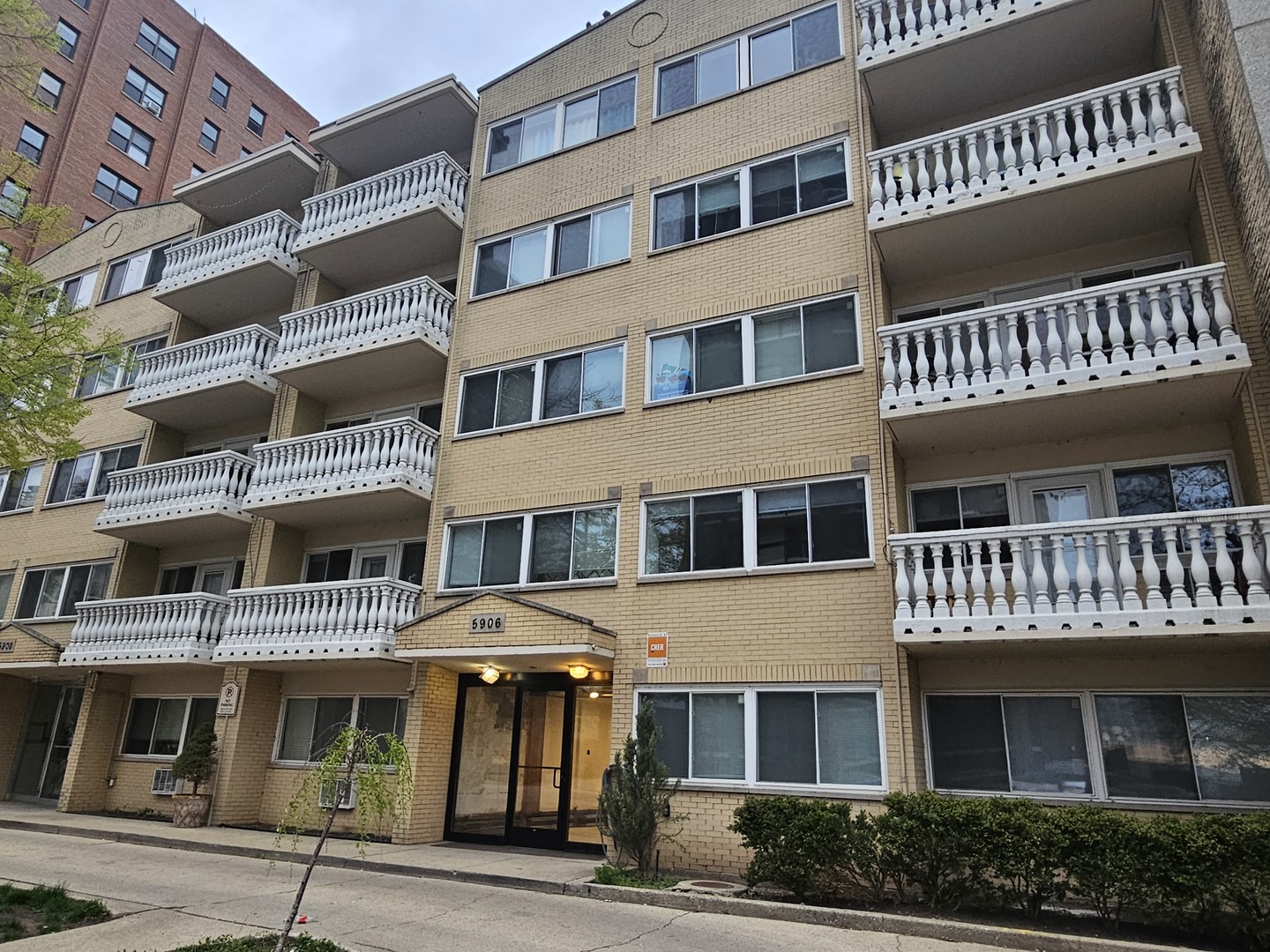 5906 North Sheridan Road, Unit 4A Chicago, IL 60660 - Photo 1 of 15 a front view of a building