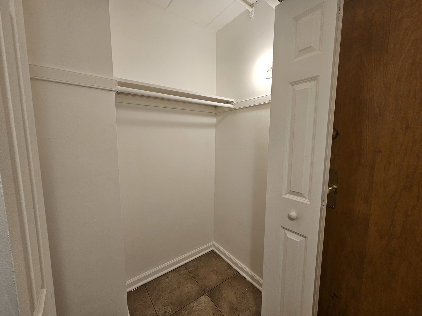 5906 North Sheridan Road, Unit 4A Chicago, IL 60660 - Photo 9 of 15 a view of small space
