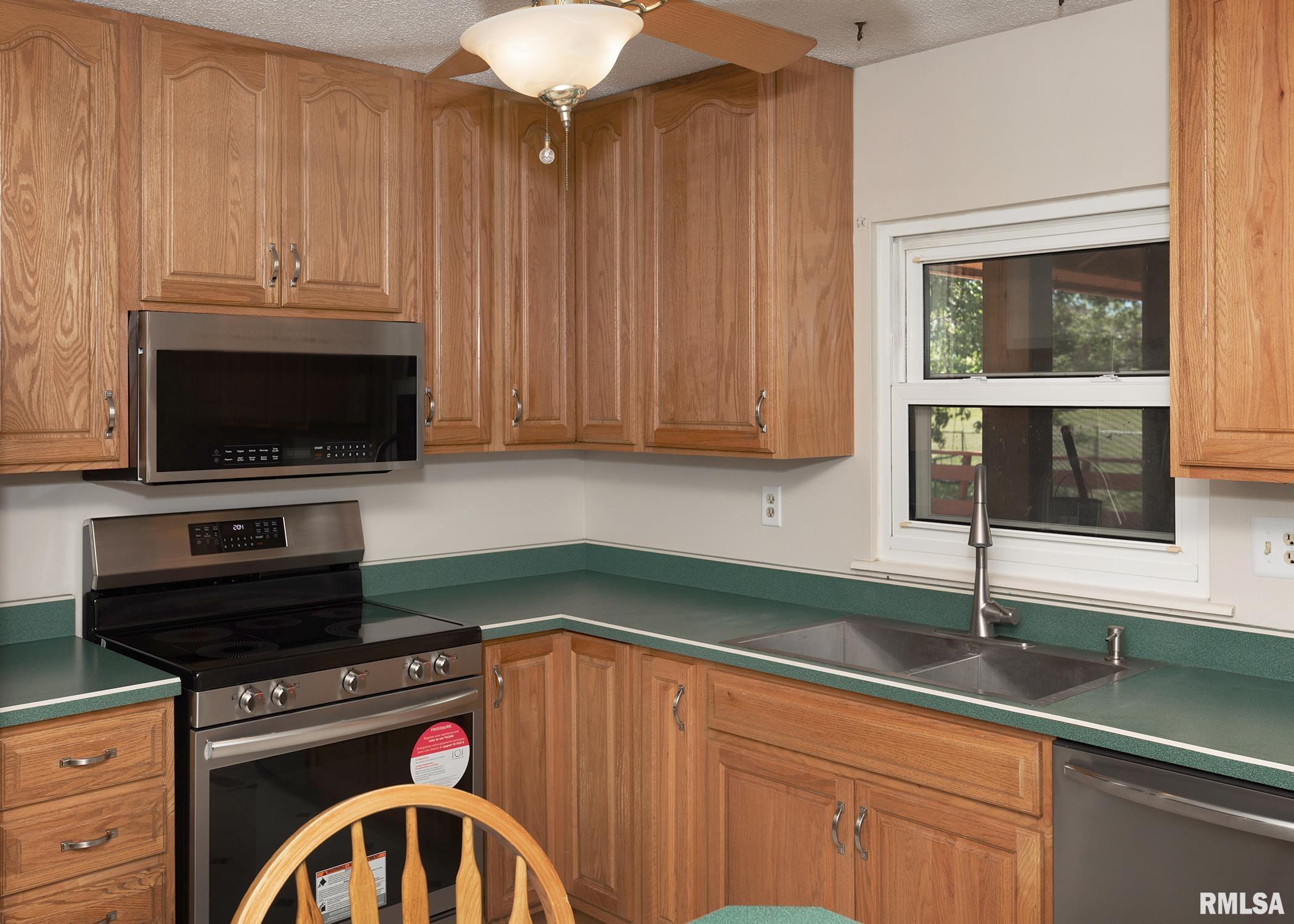 5716 Oakbrook Road Davenport, IA 52806 - Photo 12 of 37 Gallery Image 12
