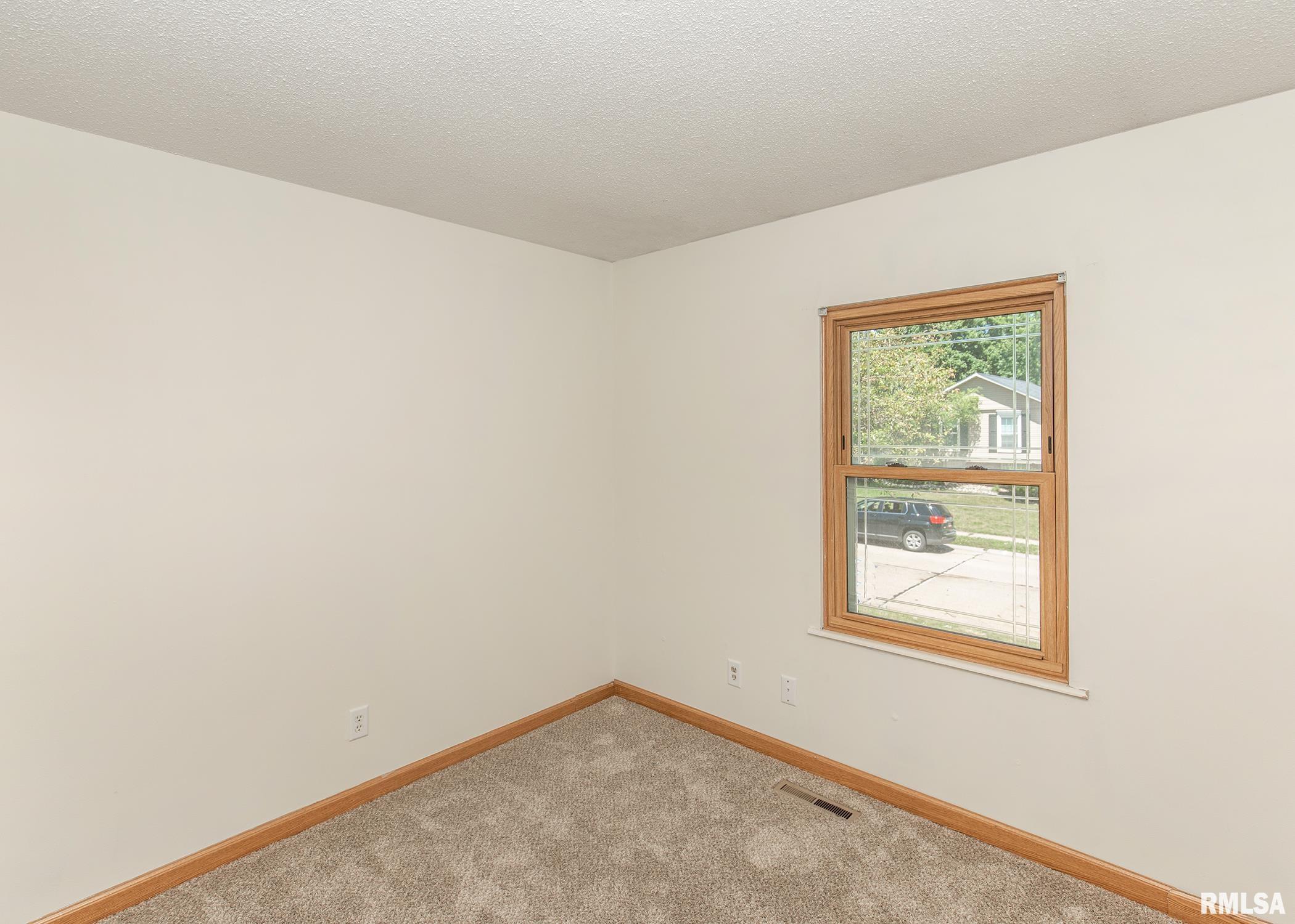 5716 Oakbrook Road Davenport, IA 52806 - Photo 23 of 37 Gallery Image 23