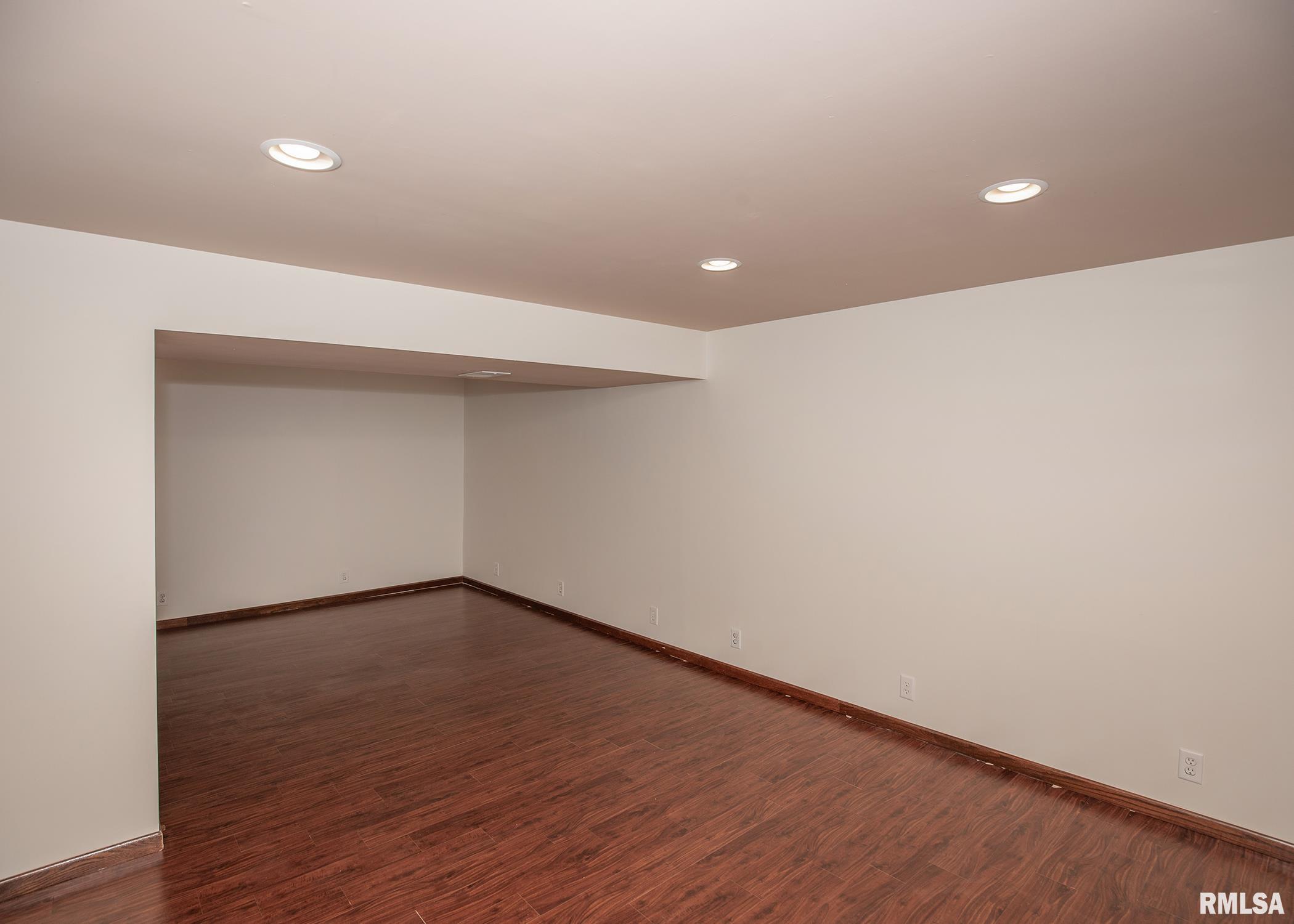 5716 Oakbrook Road Davenport, IA 52806 - Photo 33 of 37 Gallery Image 33
