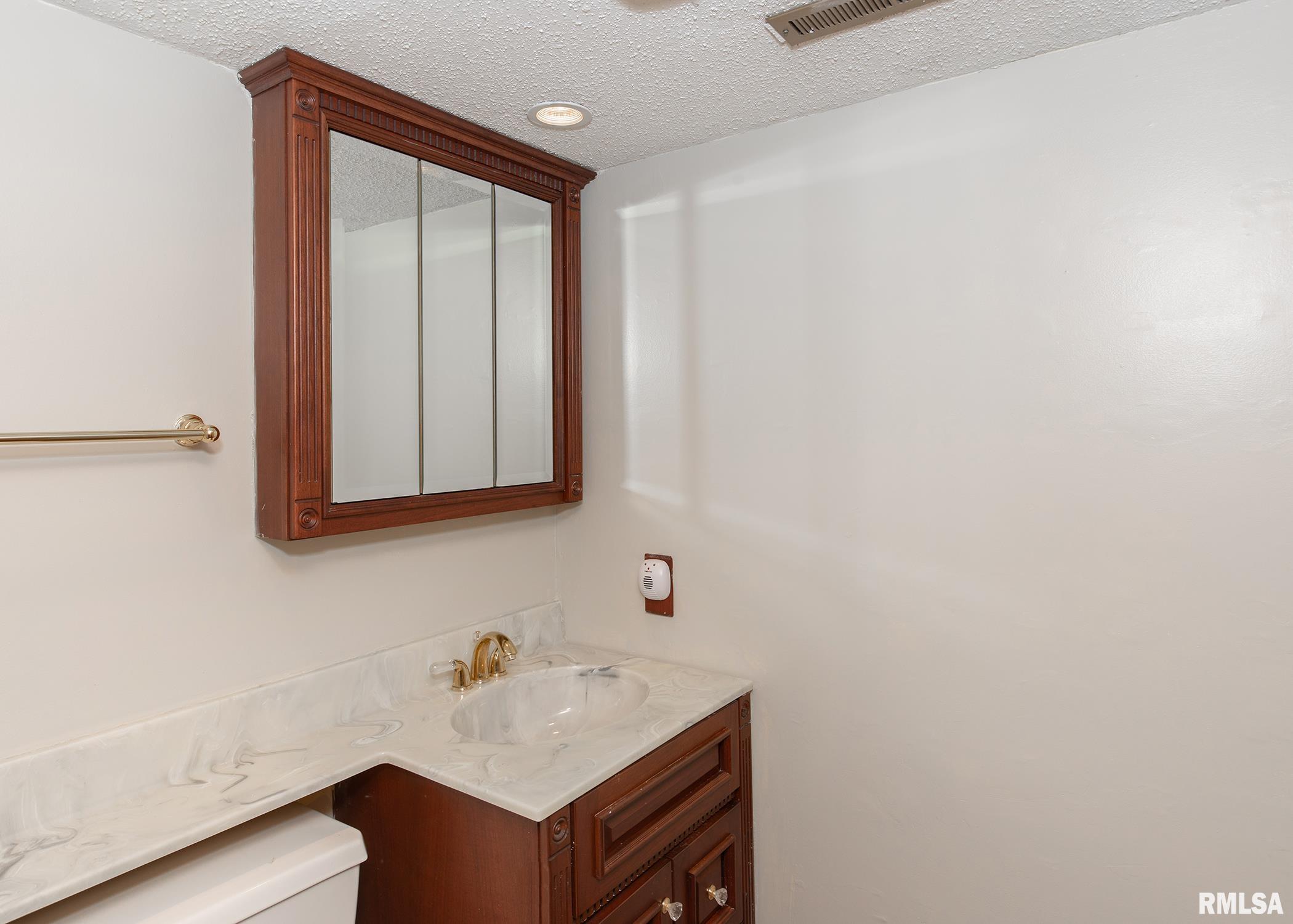 5716 Oakbrook Road Davenport, IA 52806 - Photo 34 of 37 Gallery Image 34