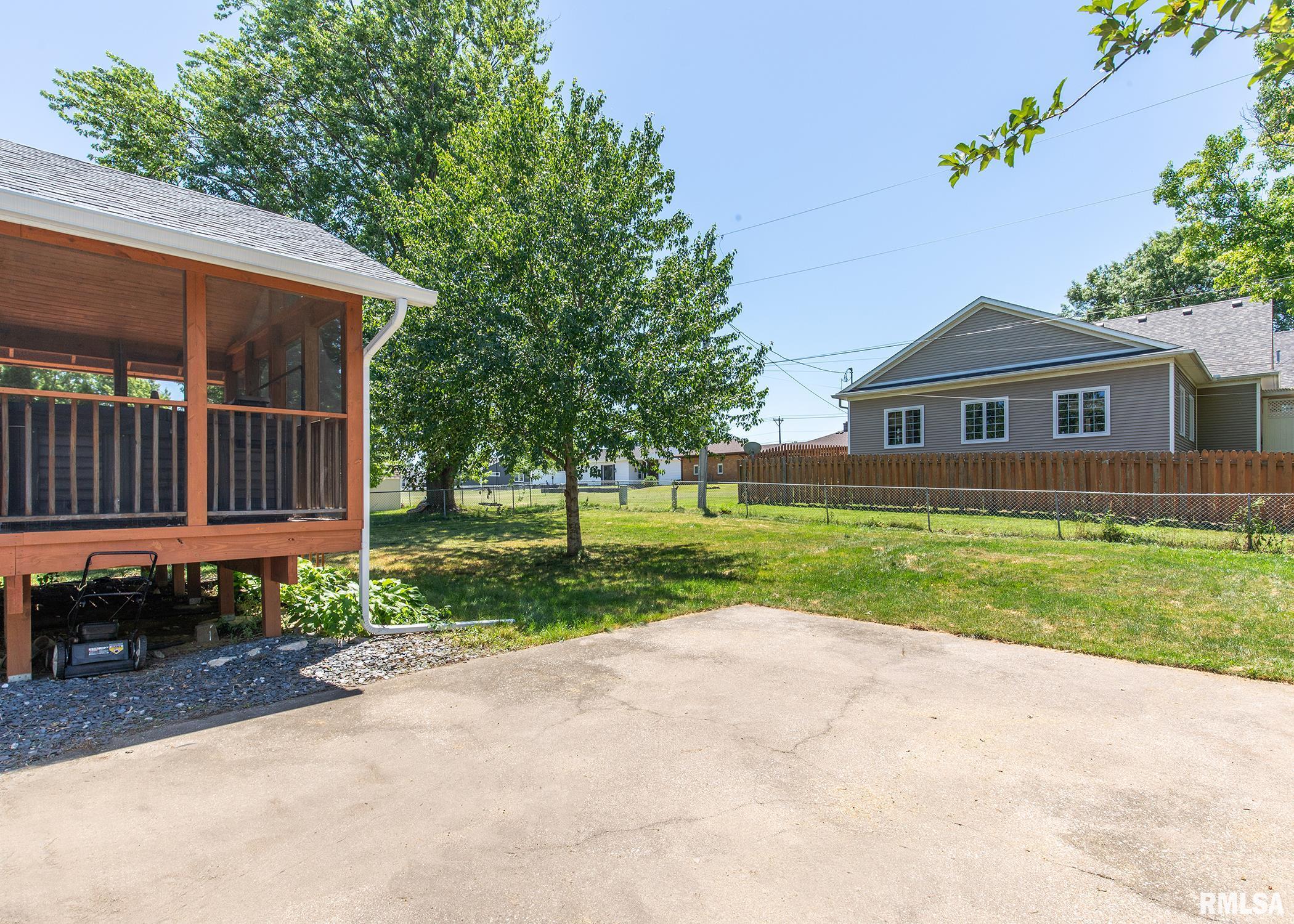 5716 Oakbrook Road Davenport, IA 52806 - Photo 5 of 37 Gallery Image 5