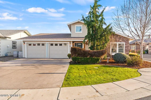 a view of house with yard