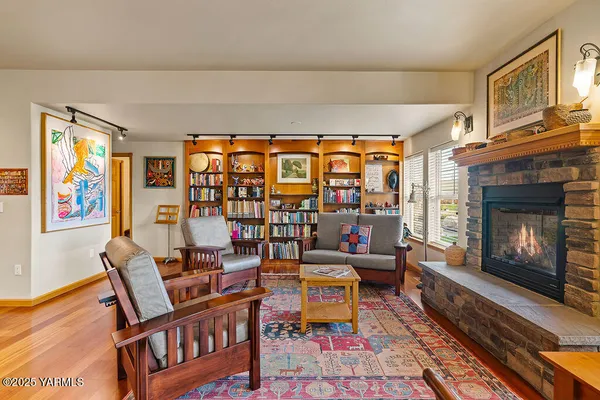 $459,000 | 705 Kachess Lane, Zillah, WA 98953