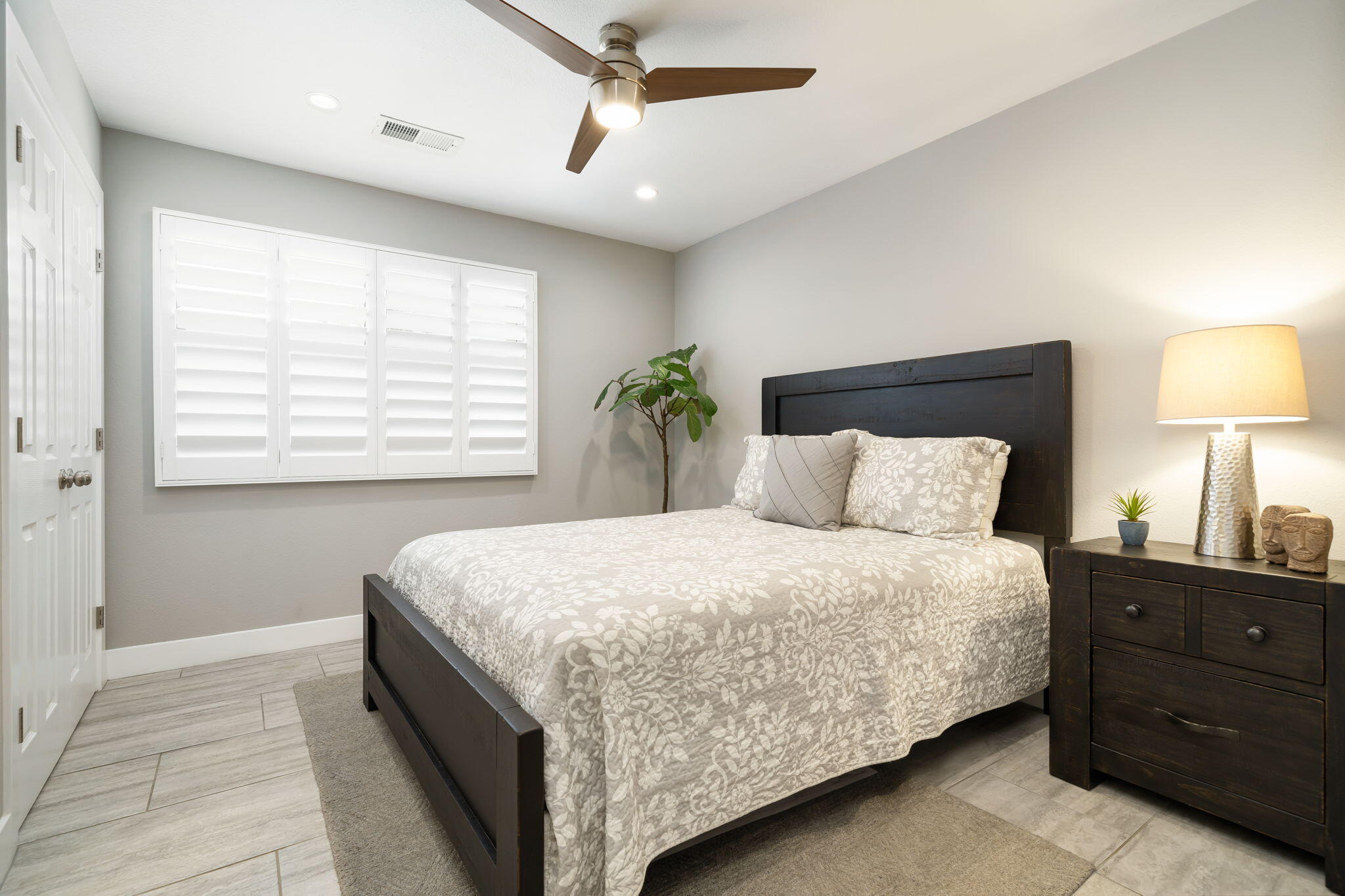 93 Augusta Drive Rancho Mirage, CA 92270 - Photo 32 of 39 a bed room with a bed and a night stand