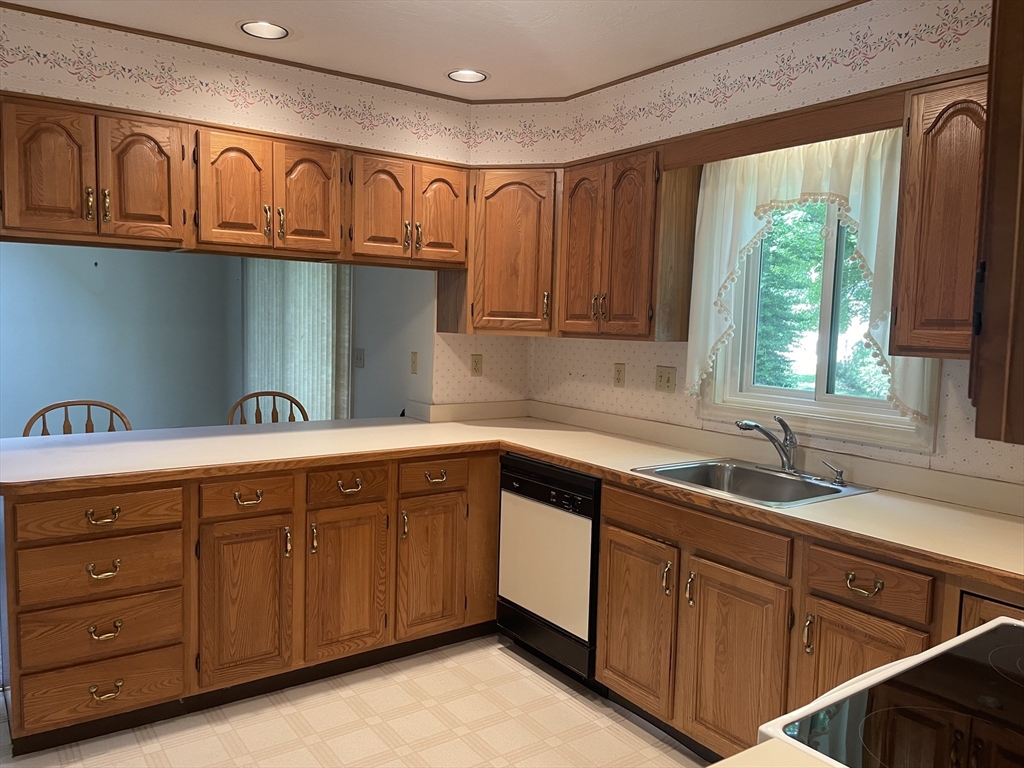81 Botany Bay Road, Unit 81 Worcester, MA 01602 - Photo 6 of 33 Gallery Image 6