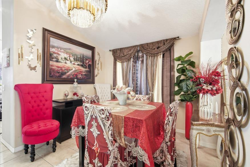 3005 West Chestnut Street Tampa, FL 33607 - Photo 8 of 27 a living room with furniture and a potted plant