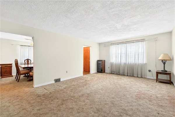 a view of livingroom with furniture