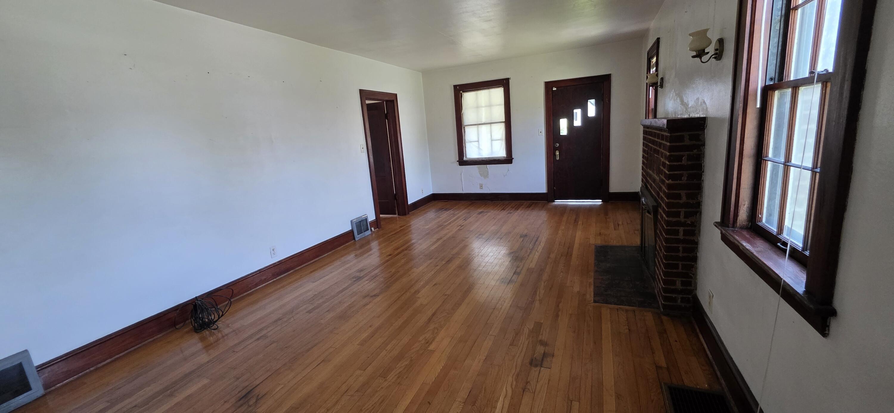 1037 Hardy Road Vinton, VA 24179 - Photo 2 of 16 1000038365