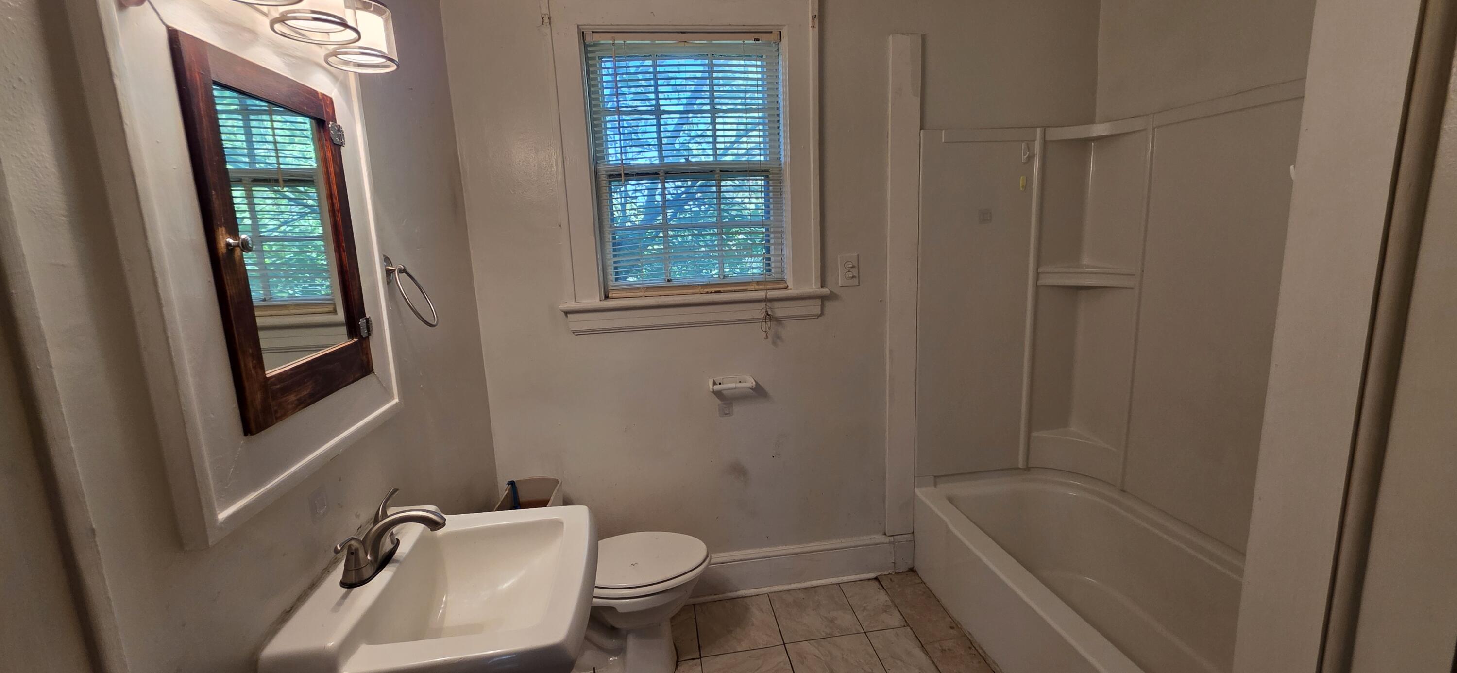 1037 Hardy Road Vinton, VA 24179 - Photo 3 of 16 1000038367