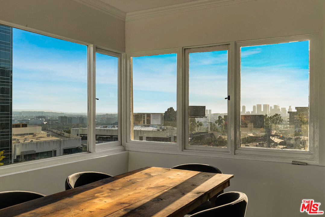 1326 Londonderry View Drive, Unit 7 Los Angeles, CA 90069 - Photo 13 of 21 a room with window