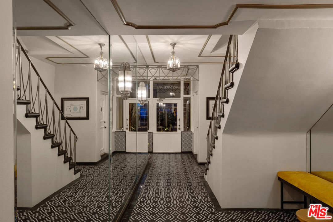 1326 Londonderry View Drive, Unit 7 Los Angeles, CA 90069 - Photo 3 of 21 a view of entryway