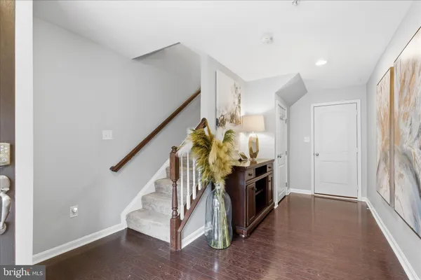 a view of an entryway with workspace