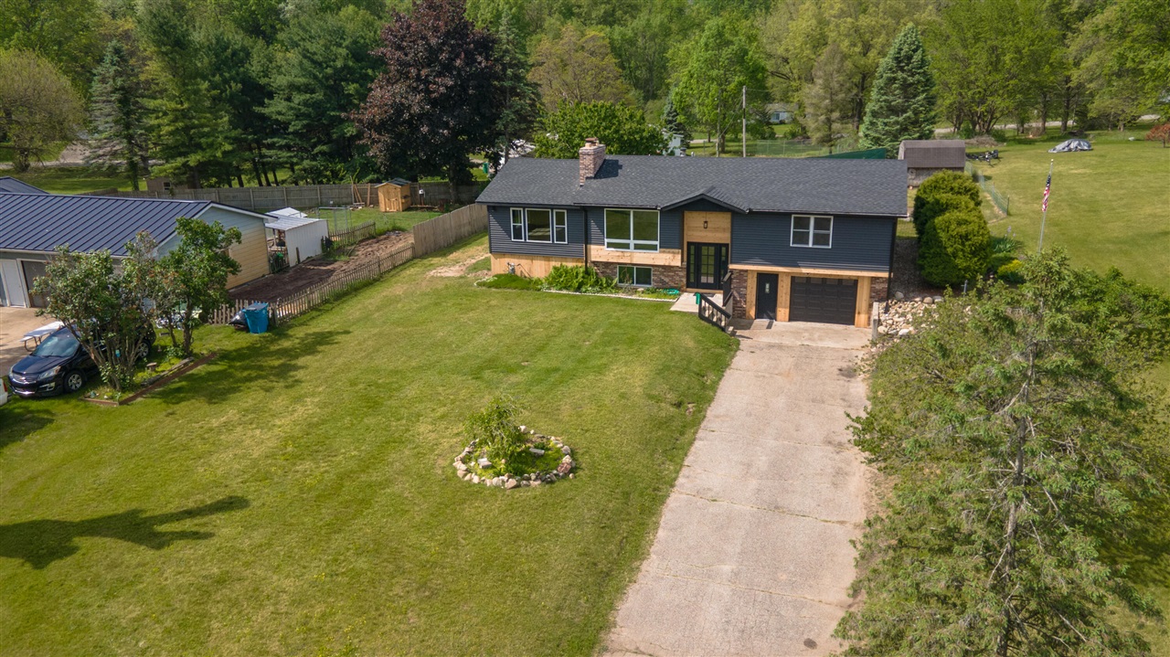 11300 Elizabeth Drive Three Rivers, MI 49093 - Photo 2 of 31